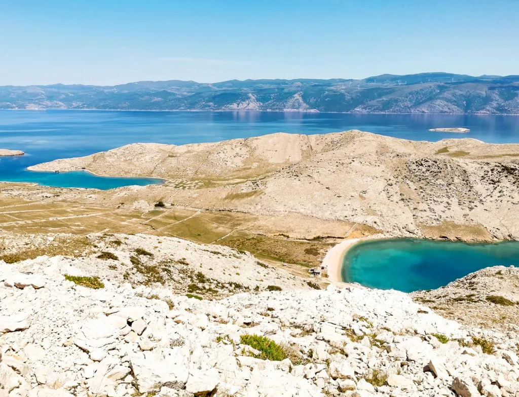 Pogled na obalu i more na otoku Krku